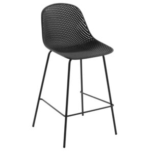 Kave Home Tmavě šedá plastová barová židle Quinby 75 cm